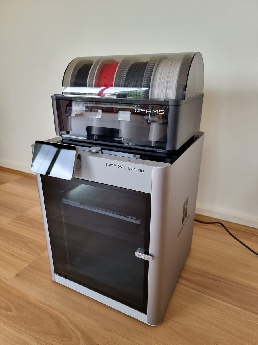 Impressora 3D Bambu Lab X1 Carbon fechada, com o módulo AMS e quatro carretéis em cima (foto de outro modelo da marca, não da A1 Mini).